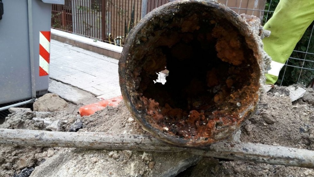 tubazioni ostruite da sedimentazioni di manganese