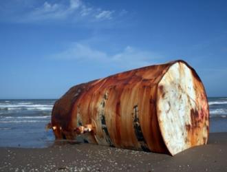 fusti abbandonati in spiaggia