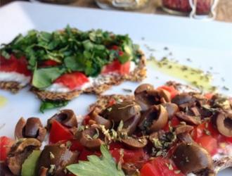 Pizza raw con rucola e formaggio alle mandorle 