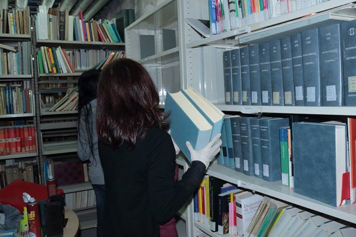 Studentessa in biblioteca Volontariato Monastero dei Benedettini